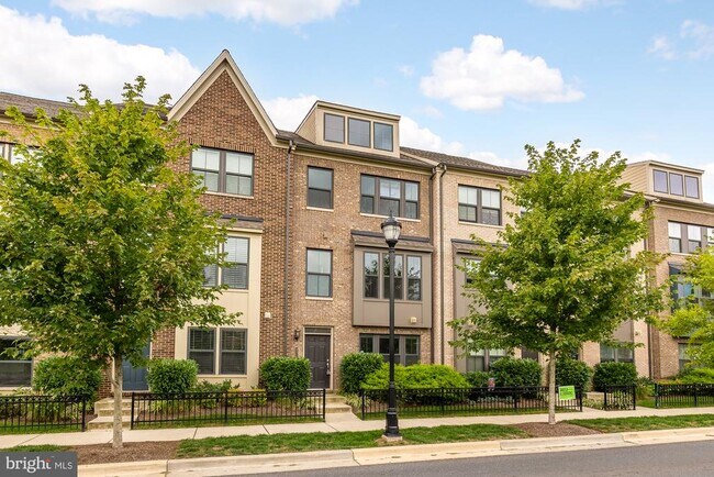 Building Photo - 4707 Van Buren St