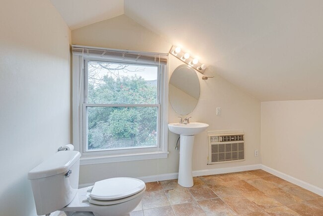 Building Photo - 3bed 2bath West End Home