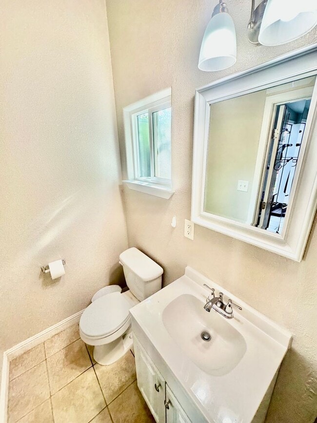 Building Photo - Fully Furnished Tower District Studio