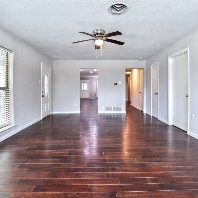 Building Photo - 1520 Sunnybrook Dr