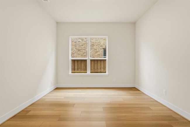 Building Photo - 4615 Bridgewood Dr