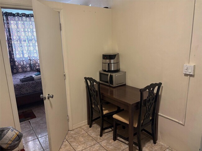 Building Photo - 17131 NW 32 Ct