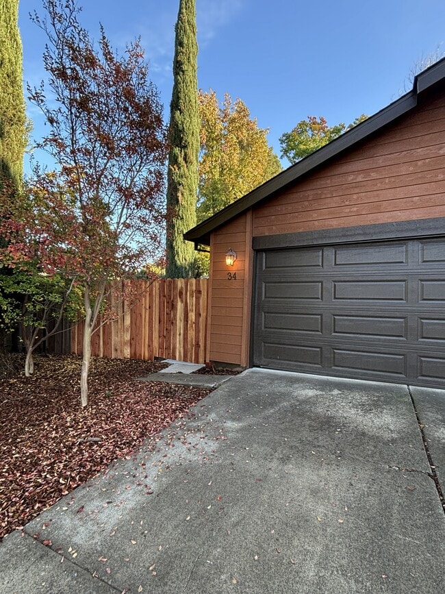 Building Photo - 34 Alvares Ct