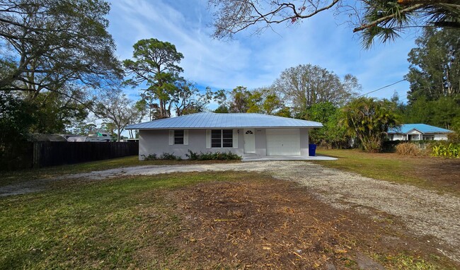 Building Photo - Charming 2 bed 2 bath in Vero Beach!