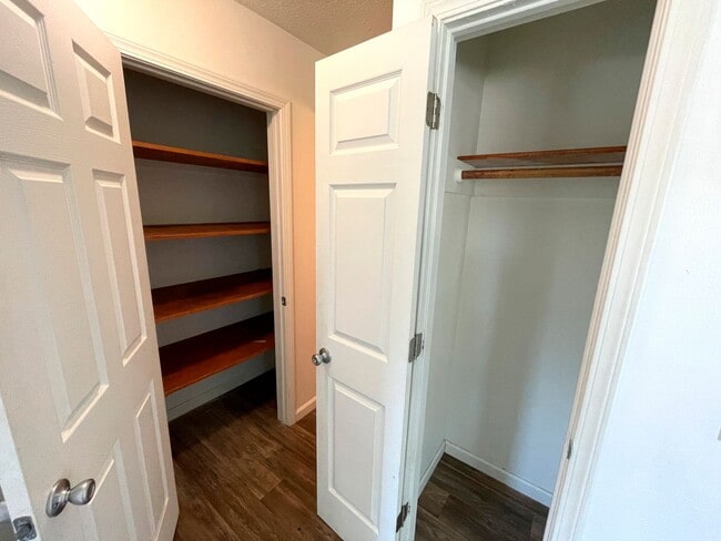 Building Photo - Fantastic 1 Bedroom Apartment in St Johns with Updated Kitchen