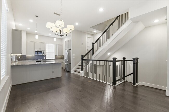 Building Photo - 819 Algona Ave