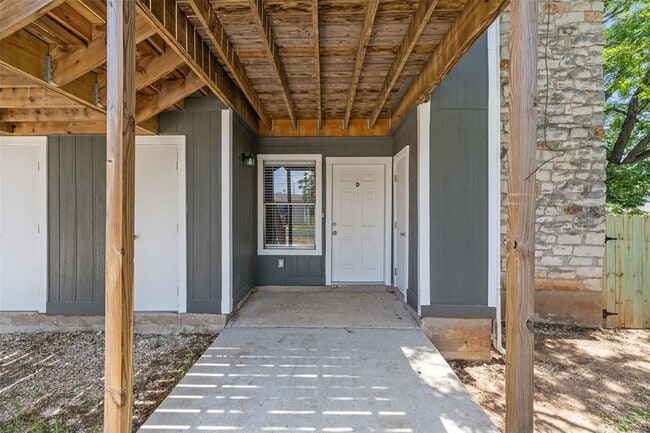 Building Photo - 9903 Roxanna Dr