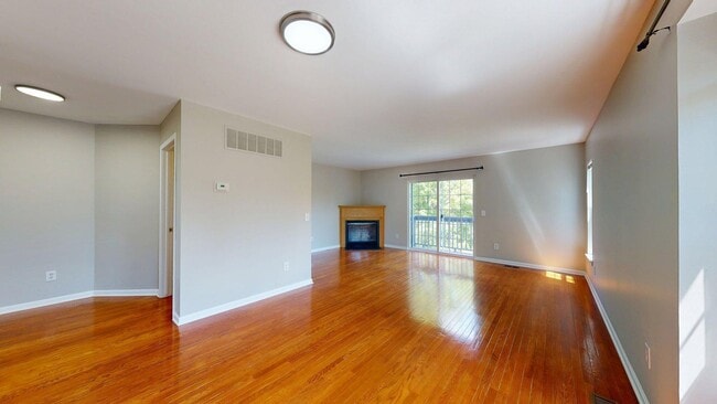 Building Photo - 3120 Promenade Cir
