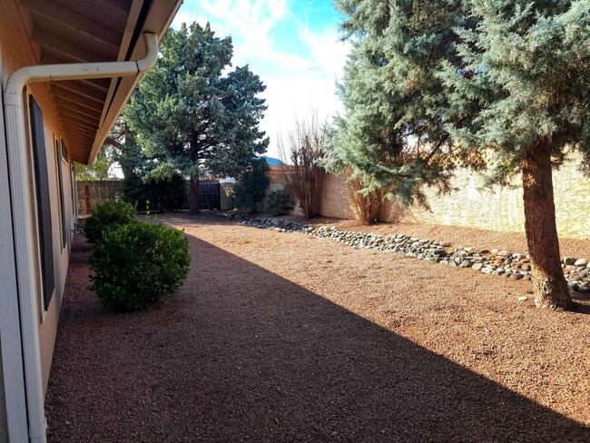 Building Photo - HOUSE - VILLAGE OF OAK CREEK