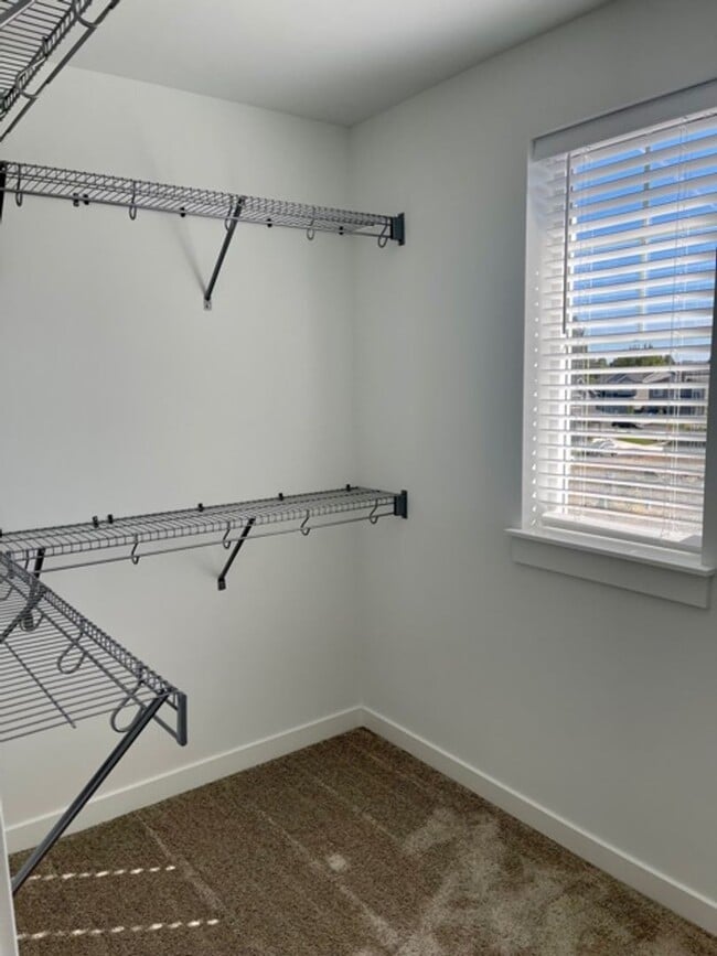 Building Photo - Gorgeous newer townhome in SE Bend!