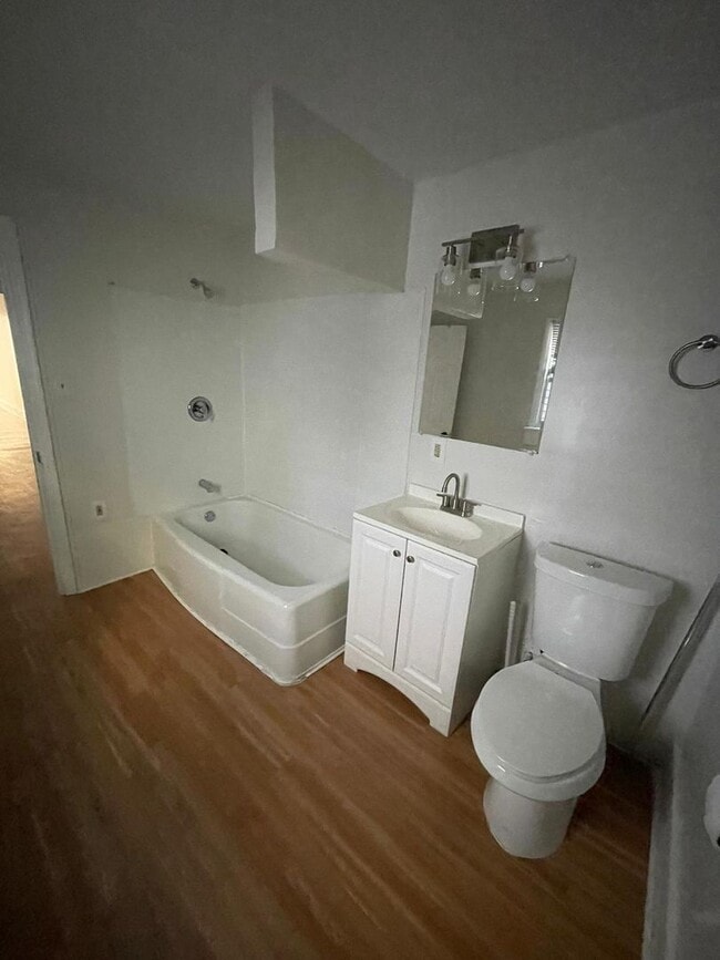 Building Photo - Cozy 2 bedroom 1 bathroom house with off-street parking