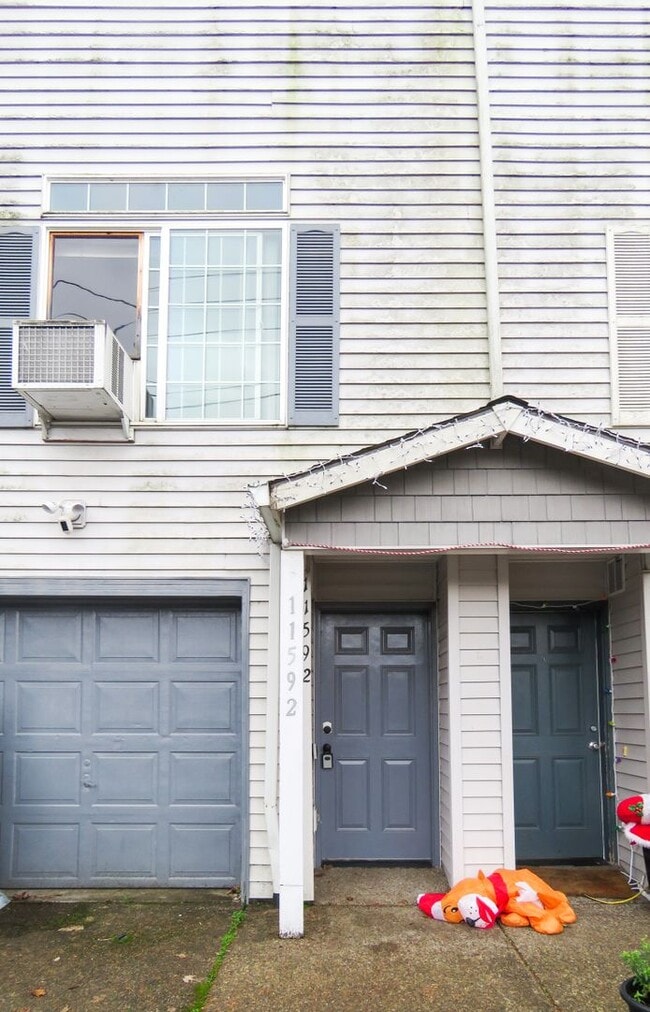 Building Photo - 2 Bedroom Plus Bonus Room - Tigard Townhom...