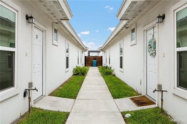 Building Photo - 907 W Carmel Ave
