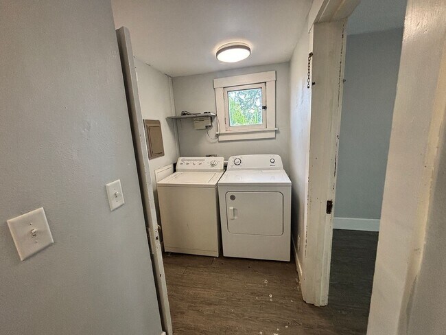 Building Photo - Upper 2 Bedroom Unit of Duplex