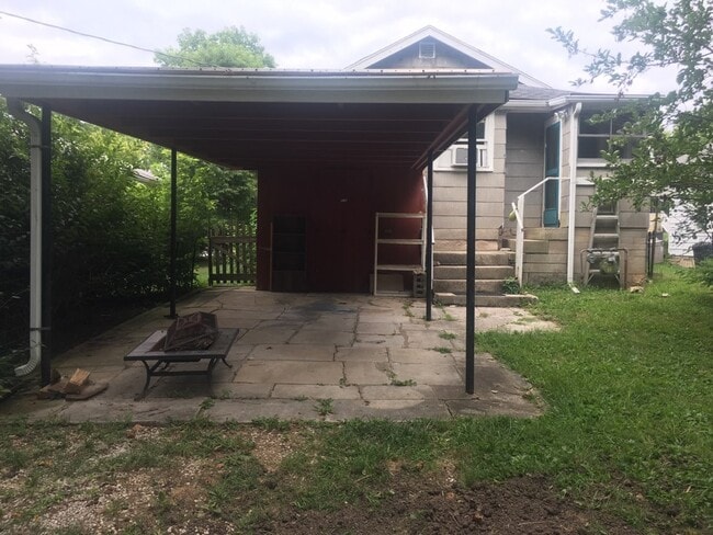 Building Photo - 2 bedroom, 1 bath Bungalow - Available Now!