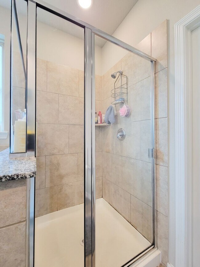 Building Photo - Beautifully updated 5-bedroom, 3.5-bath home located on a quiet cul-de-sac in a desirable Houston...