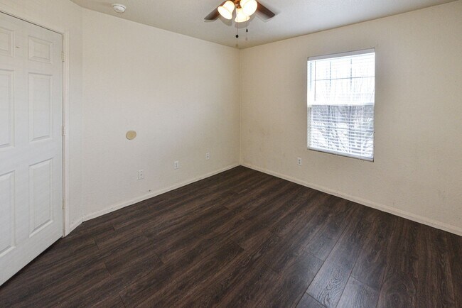 Building Photo - Elegant 4BR/3BA Home with Fireplace, Bonus Room and Open Layout!