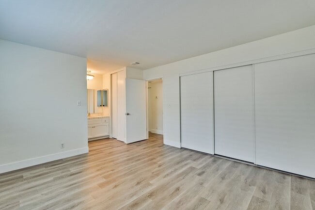 Building Photo - 947 // Duplex