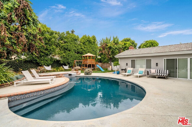 Building Photo - 13133 Morrison St