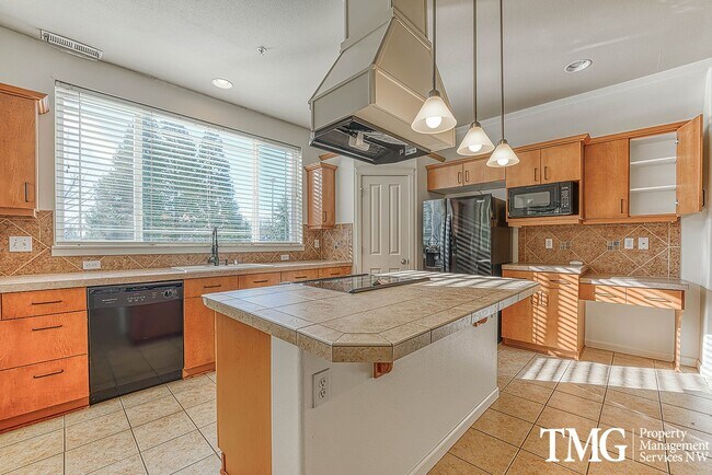 Building Photo - Low Maintenance, High Enjoyment in Salmon Creek!