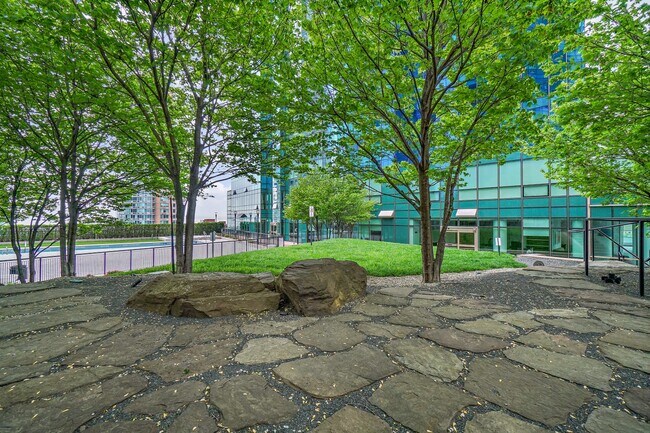 Building Photo - 77 HUDSON St