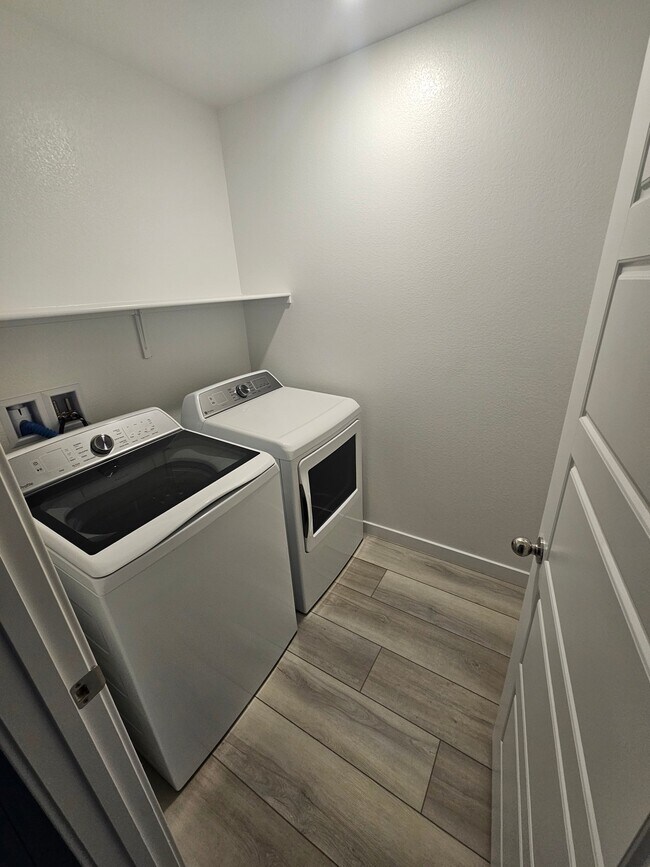 Building Photo - 9489 Sky Pointe Dr