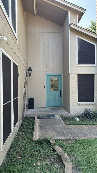 Building Photo - 1604 Elk Grove Dr