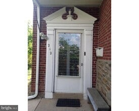Building Photo - 214 Grayling Ave
