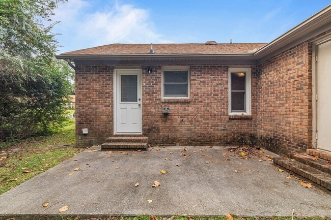 Building Photo - Newly renovated 2 bedroom 1 bathroom duplex