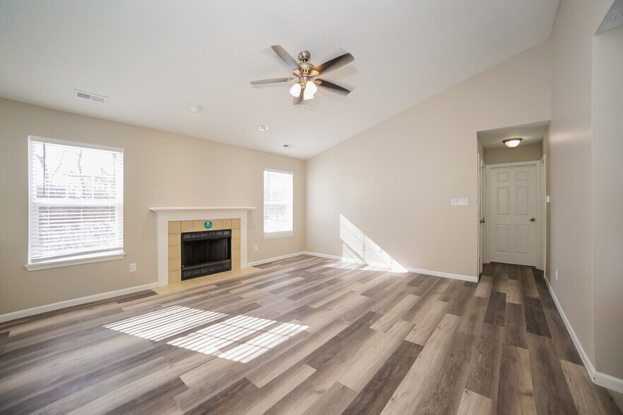 Building Photo - 957 Country Ln