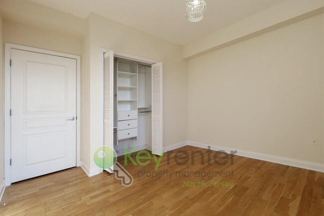 Building Photo - Top-Floor 2BR/2BA Condo with NYC Views + P...
