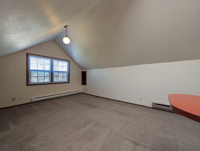 Building Photo - Large Studio Apartment in downtown Eugene-...