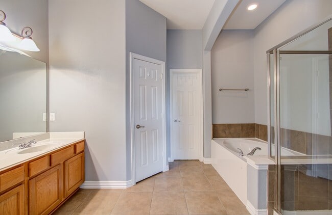 Building Photo - 9106 Sunlight Oak Ln