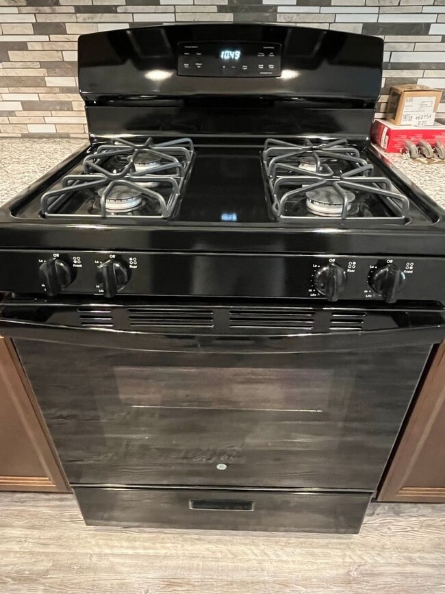 Building Photo - Like new 3 bedroom, 2 bath in the gated community of Point Aquarius/Summerchase