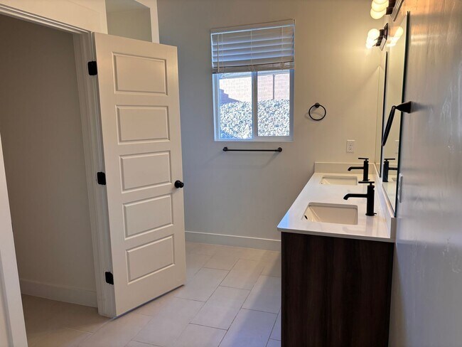 Building Photo - 3 bed plus office / 2.5 bath / 3 car Singl...