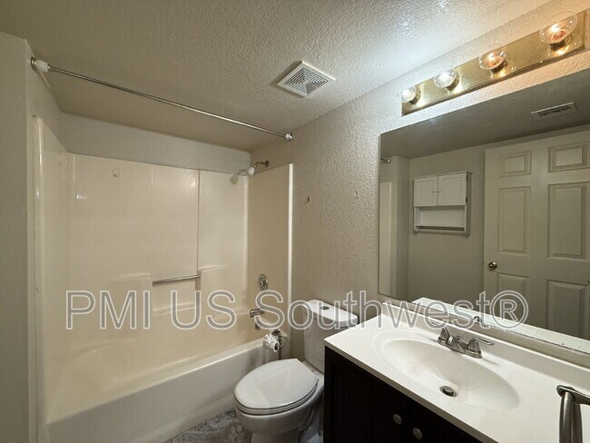 Building Photo - 1800 Club House Dr