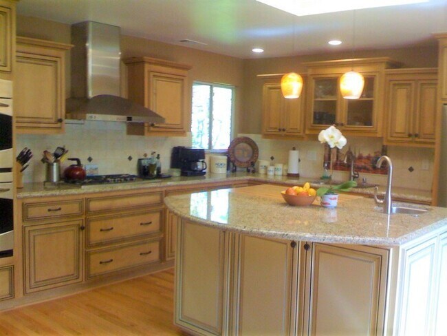 Building Photo - Beautifully Remodeled Evergreen house - hardwood, granite, A/C, stainless - Dogs welcome