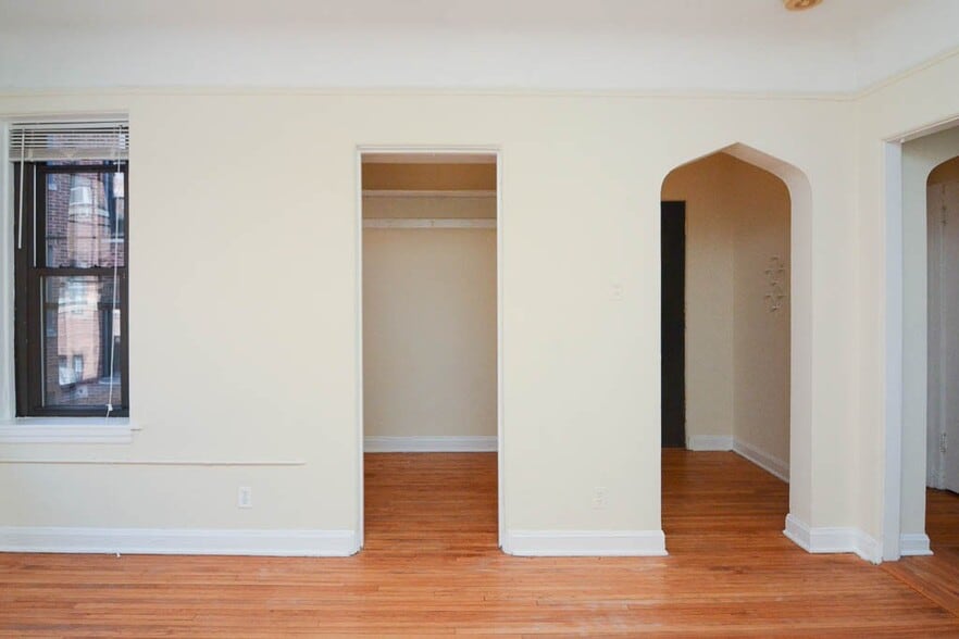 Building Photo - 4416 N Wolcott Ave