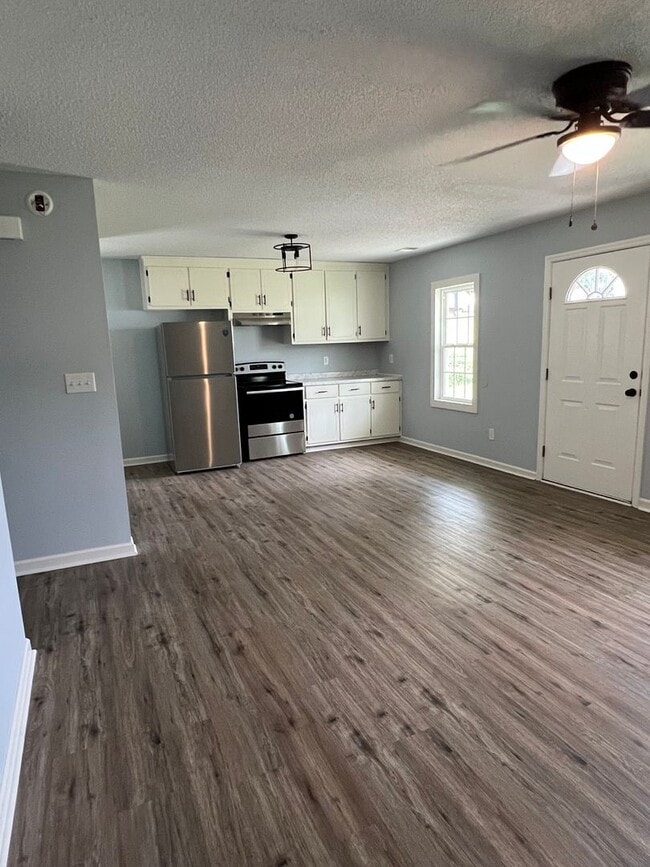 Building Photo - 3 Bedroom 1.5 Bath Home