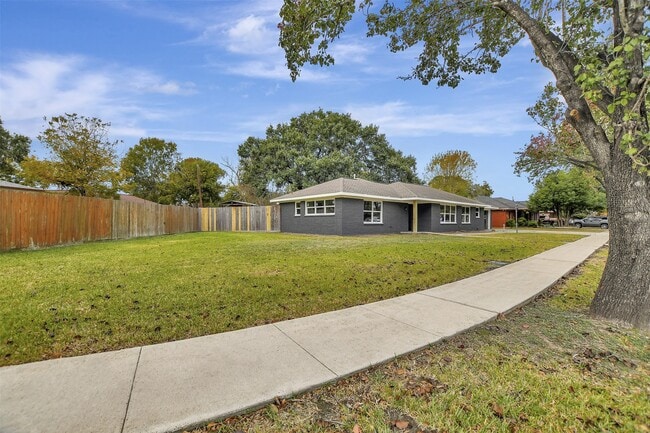 Building Photo - 1914 Monroe Dr