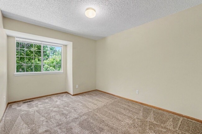 Building Photo - Spacious 5 Bedroom Home with Fenced Yard & 2 Car Garage