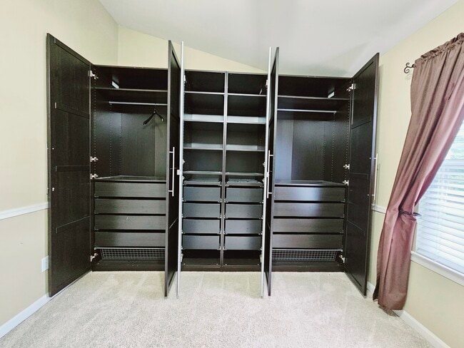 Building Photo - 435 Oakton Way