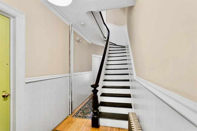 Building Photo - 320 8th St