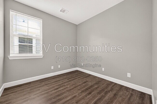 Building Photo - 1204 3rd St