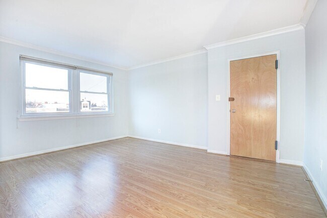 Building Photo - Bright 1 Bed/1 Bath in Hill East! Parking + Storage Included