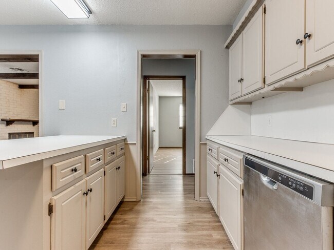 Building Photo - 3 Bed 2 Bath 2 Car Garage in Shawnee!