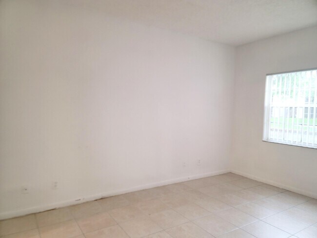 Building Photo - 611 Cypress Lake Blvd