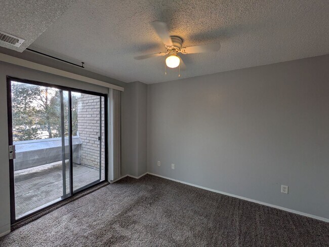 Building Photo - 1 bed, 1 bath Natural Light w/Skylight!  **Move-In Special**