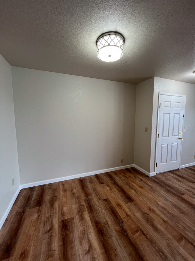 Dining area. - 2667 Lakeshore Blvd