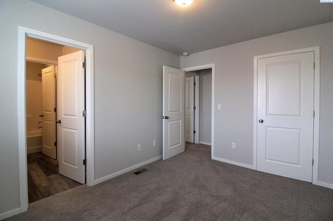 Building Photo - 3 bed/2 bath West Pasco Townhouse